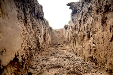 trench 뜻: 지구의 깊은 상처, 우리의 깊은 생각